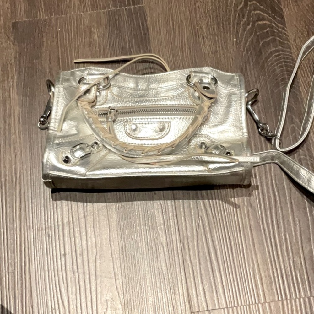 silver bag comes with. the long strap